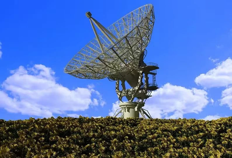 Satellite dish field antenna
